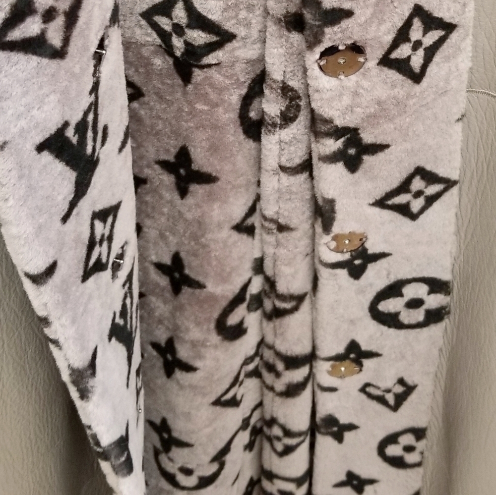 $2695 Reversible Hooded Real Shearling Coat with LV Logo Print - Picture 10 of 10